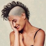 머리 반삭한 <b>데미</b>무어??