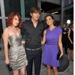 레드카펫 위 <b>데미</b> 무어 사진 찍어주는 애쉬튼 커쳐