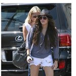 엄마랑 함께 외출한 <b>마일리</b> 사이러스