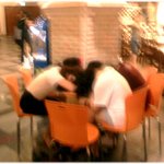 <b>롯데</b>월드에서 편히 잠을 자는 학생들...??