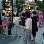 인사동에 나타난 핑크<b>옷들</b>..