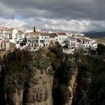 <b>벼랑</b>끝에 위치한 건물들, 등골이 오싹