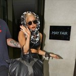 비교적 얌전한 패션의 레이디 가가, <b>상냥</b>한 포즈