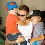 힘이 장사인 아빠 <b>베컴</b>, 이런식으로 힘 자랑하나?