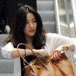 남편 없이 혼자 입국한 이영애, 결혼<b>반지</b> 꼈구나