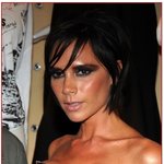 행사장 참석한 빅토리아 <b>베컴</b>, 눈에 대체 무슨짓을?!