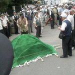 김 前대통령의 묘 파헤치는 퍼포먼스한 보수단체.............