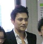 최근 머리자르고 인물 훤해진 장동건 <b>직찍</b>