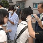 교문 앞에선 발열 검사? <b>대문</b> 앞에선 클리즈 샤워!