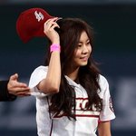시구하는 <b>유이</b>! 폼이 제대로네ㅎㅎ