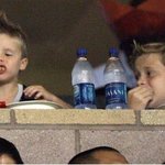 아빠 <b>베컴</b> 경기보다 과자먹는데 집중한 아들들