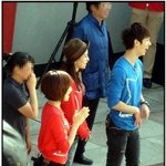 허리노출에 재미들린 니콜, <b>뒷사람</b> 민망하게 만들어;