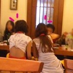 식당에서 밥먹는 카라 <b>니콜</b>의 허리 자신감