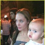 훌쩍 큰 쌍둥이 공개한 브랜젤리나, <b>비비안</b> 귀에..