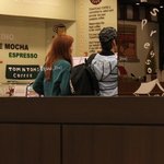 포미닛 현아, 밖에서 남자친구 만나는 중?ㅎ