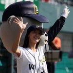 시구하는 소녀시대 윤아 <b>vs</b>카라 구하라 비교