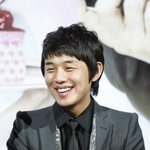 영화계 <b>돌풍</b>일으킬 눈웃음작렬 유아인, 뽀뽀 장면포착!!