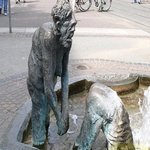 인체의 <b>모형</b>을 딴 황당한 분수대들