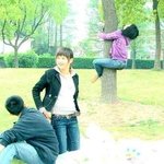 포토샵 잘하시는 분~ 나무 <b>위에</b> 여자 좀 지워주세요