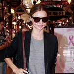 시드니에서 <b>쇼핑</b>중인 미란다 커, 남친 신발 신었어?