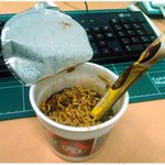 컵라면이 먹고 싶은데 젓가락은 없고... 사진有
