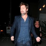 브래드 피트 수염이 덥수룩~ <b>면도</b>해 주고 싶어