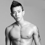 숨막히는 식스팩 복근의 소유자