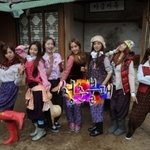 몸빼 입은 여 아이돌들, 경운기 타고 신났어