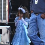 하늘색 <b>공주옷</b> 입은 수리, 여전히 힐 신고 다니네