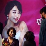 팬사인회 <b>참석</b>한 윤은혜, 많이 피곤해보여--