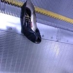 [사진 有] 지하철 에스컬레이터를 멈추게 만든 내 구두.ㅋ