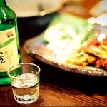 자,<b>한잔</b>들게나..