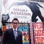 ny 타임스퀘어 <b>닌자</b>어쌔신 포스터 앞에서 인증