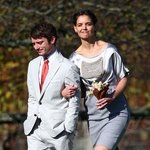 '수리엄마' 케이티 홈즈, 다리로 황소 때려잡을듯;