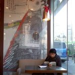 카페에서 이성을 기다리면서 하는 행동