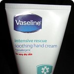 바세린 인텐<b>시브</b> 레스큐 수딩 핸드크림!!