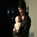 아기도 반한 강지환의 꽃<b>미소</b>