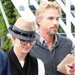 <b>뿔테</b>안경 쓴 브리트니 스피어스, 소두 인증!