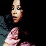 <b>평소</b>에는 절대 못하고 다닐 격한 메이크업 한 스타들