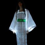 불을 끄면 그 진가가 발휘되는 의상