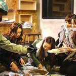 바닥에 쭈그려앉아서 자장면 먹는 <b>카라</b>