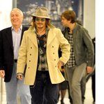 일본 <b>방문</b>한 조니 뎁, 긴장했어?ㅎㅎ