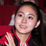 <b>한채영</b>에게 꽃주는 유이, 얼굴에 달떴네