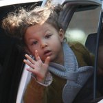 파파라치에게 인사하는 할리 <b>베리</b> 딸 날라ㅋ