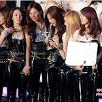 트로피 깨물어보는 유리, 윤아랑 똑같네ㅋ