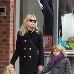 인형 들고 있는 마틸다 레저, 귀엽~