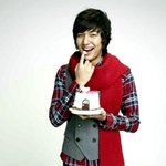 이민호 <b>던킨</b> 지면광고에서 착용한 레드셔츠~