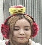 4차원소녀 효민, 셀카찍을땐 머리 <b>위에</b>...