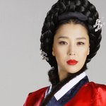 한고은의 어깨가 노출된 섹시한 한복 자태