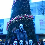 솔로다섯의 크리스마스의 반항-스크림가면을쓰고 <b>도심</b>한복판을 거닐다